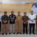 Dekan FIS UINSU Prof Dr Abdurrahman (dua dari kanan) bersama tim asesmen lainnya berfoto dengan Sekdakab Labura Muhammad Suib (tiga dari kiri). FIS UINSU menjalin MoA dengan Pemkab Labura.