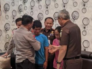 Kajatisu Idianto (kanan membelakangi kamera) dan Kapoldasu Irjen Pol RZ Panca Simanjuntak (kiri membelakangi kamera) saat mendamaikan tetangga yang bertikai di Nias Selatan, kemarin.