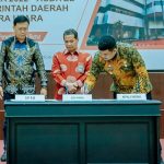 Walikota Medan, Bobby Nasution menandatangani berita acara penyerahan berita acara laporan hasil audit keuangan dari BPK perwakilan Sumut, Kamis (25/5/2023)