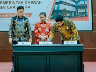 Walikota Medan, Bobby Nasution menandatangani berita acara penyerahan berita acara laporan hasil audit keuangan dari BPK perwakilan Sumut, Kamis (25/5/2023)