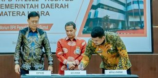 Walikota Medan, Bobby Nasution menandatangani berita acara penyerahan berita acara laporan hasil audit keuangan dari BPK perwakilan Sumut, Kamis (25/5/2023)