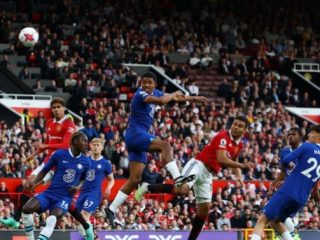 Pemain MU, Casemiro menanduk bola ke arah gawang Chelsea saat kedua tim bertemu di Stadion Old Trafford, Jumat (26/5/2023). Dalam laga itu MU menang 4-1 dan berhak tampil di Liga Champions musim depan. Foto:Reuters