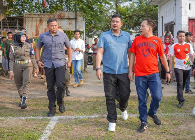 Walikota Medan, Bobby Nasution bersama Anggota DPRD Medan, Hendra DS disela sela pembukaan Popkot, Jumat (26/5/2023)