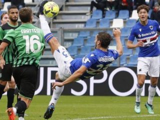 Pemain Sampdoria melakukan tendangan salto saat menghadapi Sassuolo di Stadion Luigi Ferraris, Sabtu (27/5/2023) . Dalam laga itu kedua tim bermain imbang 2-2. Musim depan Sampdoria bermain di Serie B. Foto: google