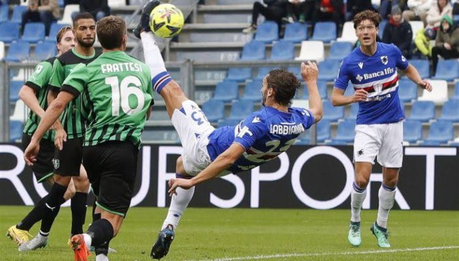 Pemain Sampdoria melakukan tendangan salto saat menghadapi Sassuolo di Stadion Luigi Ferraris, Sabtu (27/5/2023) . Dalam laga itu kedua tim bermain imbang 2-2. Musim depan Sampdoria bermain di Serie B. Foto: google