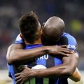 Penyerang Inter Milan, Lukaku dan L Martinez berpelukan usai membawa timnya menang atas Atalanta 3-2 dalam lanjutan Liga Italia di Stadion San Siro Milan, Minggu(28/5/2023). Kemenangan ini memastikan Inter tampil di Liga Champions musim depan. Foto:Reuters