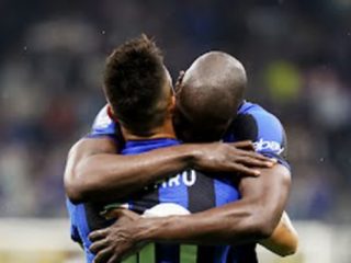 Penyerang Inter Milan, Lukaku dan L Martinez berpelukan usai membawa timnya menang atas Atalanta 3-2 dalam lanjutan Liga Italia di Stadion San Siro Milan, Minggu(28/5/2023). Kemenangan ini memastikan Inter tampil di Liga Champions musim depan. Foto:Reuters