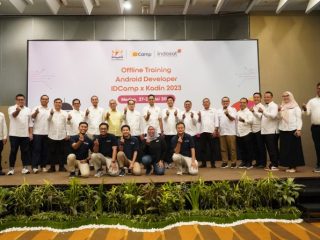 Pengurus Kadin Indonesia, Kadin Sumut dan Indosat foto bersama dengan para trainer dalam IDCamp android developer yang meloloskan 50 peserta untuk dilatih.