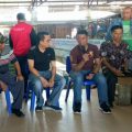 Anggota DPRD Medan dari Fraksi PDI Perjuangan, Paul Mei Anton bersama Dirut PUD Pasar, Suwarno berdiskusi dengan pedagang Pasar Ramai, kemarin.