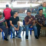 Anggota DPRD Medan dari Fraksi PDI Perjuangan, Paul Mei Anton bersama Dirut PUD Pasar, Suwarno berdiskusi dengan pedagang Pasar Ramai, kemarin.