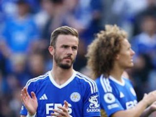 Pemain Leicester memberikan semangat kepada suporternya usai laga melawan West Ham di King Power Stadium, Minggu (29/5/2023). Klub yang pernah juara Liga Inggris ini musim depan akan bermain di kasta kedua Liga Inggris. Foto:Reuters