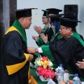 Prof. Dr. Abdurrahman, M.Pd (kiri) saat pengukuhan Guru Besar UINSU oleh Ketua Senat Universitas disaksikan Rektor UINSU Prof. Dr. Nurhayati (paling kanan) di Kampus 1 UINSU, Jalan Sutomo, Medan, Rabu (31/5/2023).(kaldera/HO humas uinsu)