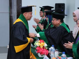 Prof. Dr. Abdurrahman, M.Pd (kiri) saat pengukuhan Guru Besar UINSU oleh Ketua Senat Universitas disaksikan Rektor UINSU Prof. Dr. Nurhayati (paling kanan) di Kampus 1 UINSU, Jalan Sutomo, Medan, Rabu (31/5/2023).(kaldera/HO humas uinsu)