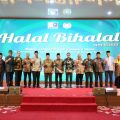 Koordinator Presidium MN KAHMI Ahmad Doli Kurnia Tanjung, Gubsu Edy Rahmayadi dan pengurus KAHMI lainnya berfoto bersama di acara halal bihalal KAHMI Sumut, kemarin.
