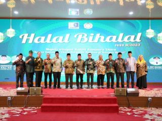 Koordinator Presidium MN KAHMI Ahmad Doli Kurnia Tanjung, Gubsu Edy Rahmayadi dan pengurus KAHMI lainnya berfoto bersama di acara halal bihalal KAHMI Sumut, kemarin.