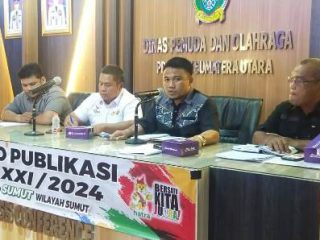 Wakil Sekum Pengprov Pabersi Sumut, Nicky Kardova (kiri) saat konferensi pers persiapan Cabor Angkat Berat di PON 2024.(kaldera/HO)