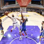 Los Angeles Lakers mengalahkan Golden State Warriors 127-97 di gim ketiga semifinal Wilayah Barat NBA musim ini. LeBron James dkk kini berbalik unggul 2-1.