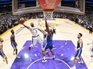 Los Angeles Lakers mengalahkan Golden State Warriors 127-97 di gim ketiga semifinal Wilayah Barat NBA musim ini. LeBron James dkk kini berbalik unggul 2-1.