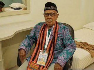 Muhammad Taher Abdussalam, jemaah haji Aceh tertua asal Gayo Lues terbang menuju Arab Saudi, Senin, 28 Mei 2023, melalui bandar udara Sultan Iskandar Muda, Aceh Besar.