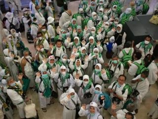 Jemaah haji Indonesia terus berdatangan ke Kota Makkah Al-Mukarramah, baik dari Madinah maupun Jeddah. Sampai hari ini, tercatat ada 370 kelompok terbang (kloter) dengan 140.669 jemaah haji yang sudah tiba di Makkah.