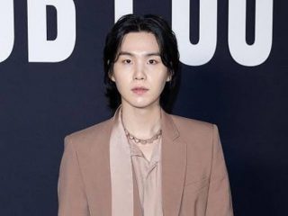 Belum memiliki tiket, ratusan orang penggemar Suga BTS rela menunggu hingga konser hari pertama selesai.