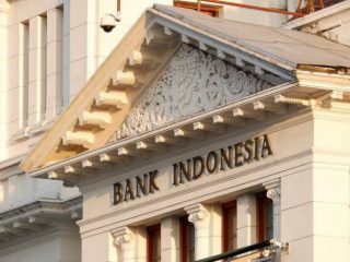 Rapat Dewan Gubernur Bank Indonesia (BI) memutuskan menahan suku bunga acuan BI 7 Days Reverse Repo Rate Mei 2023 tetap 5,75 persen.