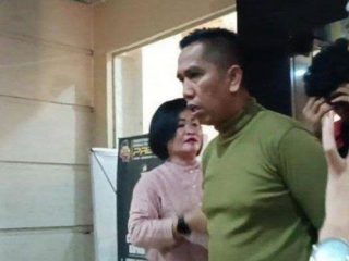 Setelah menjalani sidang kode etik selama 4,5 jam sejak pukul 10.00 WIB di Bidang Propam Polda Sumut, Selasa (2/5/2023), akhirnya AKBP Achiruddin Hasibuan dijatuhi sanksi Pemberhentian Tidak Dengan Hormat (PTDH).