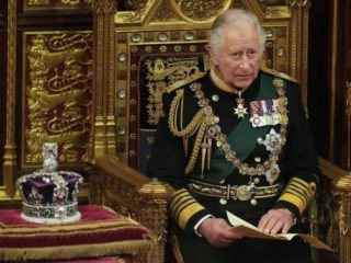 Raja Charles III resmi dinobatkan sebagai Raja Inggris menggantikan mendiang Ratu Elizabeth II, dalam penobatan yang digelar di Westminster Abbey pada Sabtu (6/5) waktu setempat.