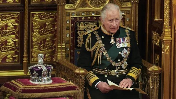Raja Charles III resmi dinobatkan sebagai Raja Inggris menggantikan mendiang Ratu Elizabeth II, dalam penobatan yang digelar di Westminster Abbey pada Sabtu (6/5) waktu setempat.