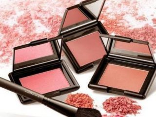 Dalam beberapa tahun terakhir, blush on muncul sebagai salah satu produk paling populer dan mengubah wajah di dunia kecantikan, memicu tren desain yang kuat.