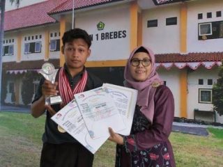 Siswa MAN I Brebes bernama M Khaidar Khamzah (17) putra petani cabai. Namanya melejit setelah dinyatakan diterima di 13 perguruan tinggi kategori Top 100 Dunia.