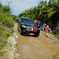 Toyota Land Cruiser 'Indonesia 1' menemani Presiden Joko Widodo (Jokowi) saat mengecek langsung jalan rusak di Sumatera Utara. Ini yang pertama kali Jokowi tampak menggunakan SUV saat blusukan bulan ini, sebelumnya dia menggunakan sedan dinas Mercedes-Benz S600 Guard.
