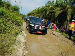 Toyota Land Cruiser 'Indonesia 1' menemani Presiden Joko Widodo (Jokowi) saat mengecek langsung jalan rusak di Sumatera Utara. Ini yang pertama kali Jokowi tampak menggunakan SUV saat blusukan bulan ini, sebelumnya dia menggunakan sedan dinas Mercedes-Benz S600 Guard.