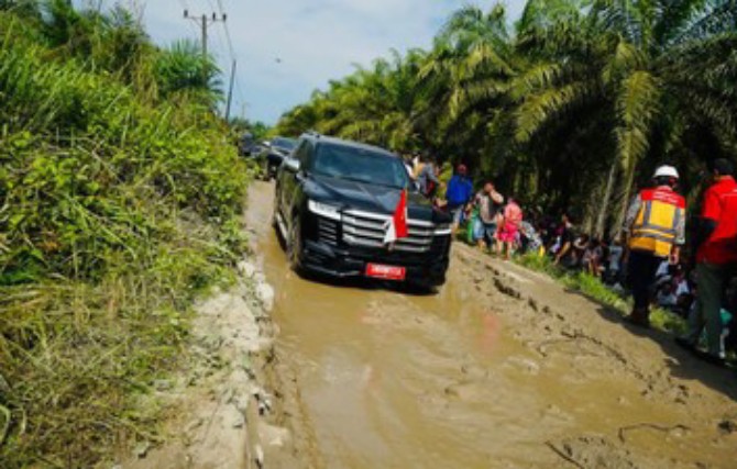 Toyota Land Cruiser 'Indonesia 1' menemani Presiden Joko Widodo (Jokowi) saat mengecek langsung jalan rusak di Sumatera Utara. Ini yang pertama kali Jokowi tampak menggunakan SUV saat blusukan bulan ini, sebelumnya dia menggunakan sedan dinas Mercedes-Benz S600 Guard.