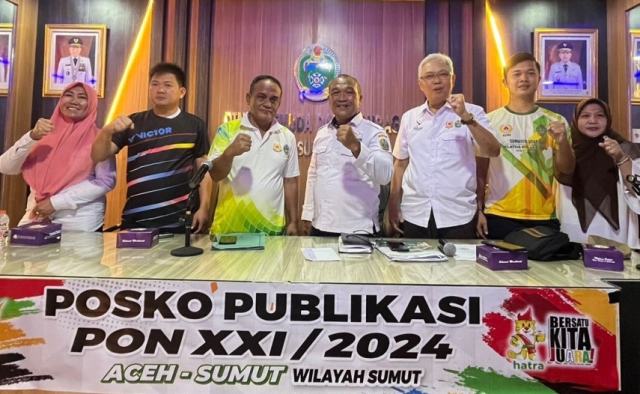 Sekretaris PBSI Sumut Kusprianto berfoto bersama usai keterangan pers persiapan bulutangkis Sumut menghadapi PON 2024.(kaldera/HO)