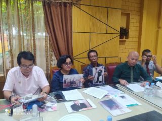 Orang tua korban didampingi kuasa hukumnya saat memberikan keterangan pers, Jumat (31/5/2023)