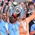 Para pemain Manchester City mengangkat Piala FA setelah mengalahkan Manchester United 2-1 di Final di Stadion Wembley, Sabtu (3/6/2023). Foto:google