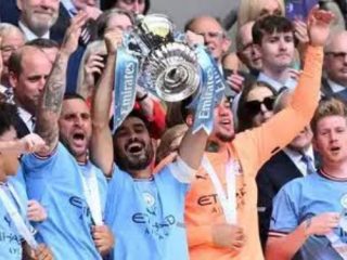 Para pemain Manchester City mengangkat Piala FA setelah mengalahkan Manchester United 2-1 di Final di Stadion Wembley, Sabtu (3/6/2023). Foto:google