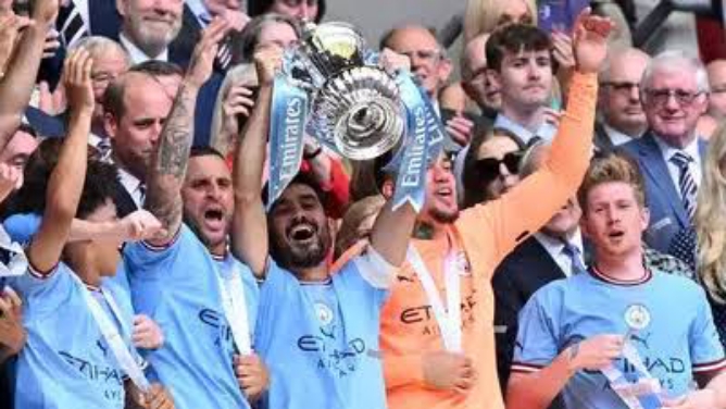 Para pemain Manchester City mengangkat Piala FA setelah mengalahkan Manchester United 2-1 di Final di Stadion Wembley, Sabtu (3/6/2023). Foto:google