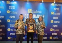 Dari kiri Plt Dirut Bank Sumut Hadi Sucipto , corporate secretary Agus condro wibowo dan Komisaris Bank Sumut Prof Erlina saat menerima penghargaan BIA 2023