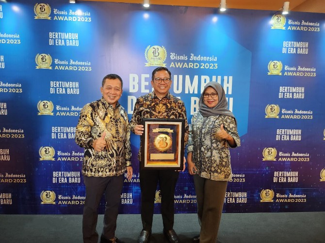 Dari kiri Plt Dirut Bank Sumut Hadi Sucipto , corporate secretary Agus condro wibowo dan Komisaris Bank Sumut Prof Erlina saat menerima penghargaan BIA 2023