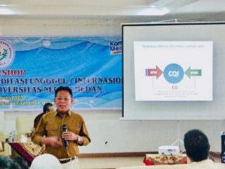 Prof. Syawal Gultom saat menjadi pembicara di FE Unimed membahas akreditasi fakultas tersebut yang saat ini memiliki 9 prodi.
