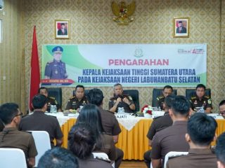 Kepala Kejaksaan Tinggi Sumatera Utara (Kajati Sumut) Idianto, SH,MH mengunjungi Kejaksaan Negeri Labuhanbatu Selatan di Kotapinang, Rabu (7/6/2023).