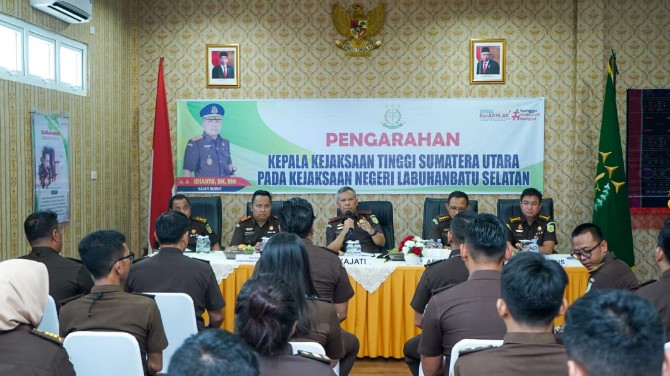 Kepala Kejaksaan Tinggi Sumatera Utara (Kajati Sumut) Idianto, SH,MH mengunjungi Kejaksaan Negeri Labuhanbatu Selatan di Kotapinang, Rabu (7/6/2023).