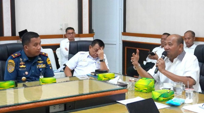 Plt Bupati Langkat, Syah Afandin saat memberikan tanggapan terkait rencana pembangunan Dermaga Pelabuhan Umum di Kecamatan Pangkalan Susu, Kabupaten Langkat, Rabu (7/6/2023)