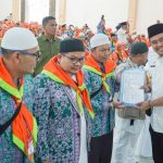Walikota Medan, Bobby Nasution saat melepas calon jamaah haji kloter 15