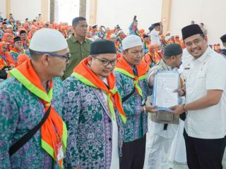 Walikota Medan, Bobby Nasution saat melepas calon jamaah haji kloter 15