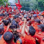 Walikota Medan, Bobby Nasution di tengah ratusan massa PBB saat menggelar aksi damai di depan Kantor Walikota Medan, Kamis (8/6/2023)