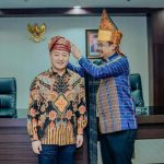 Walikota Medan, Bobby Nasution mengenakan tanjak (ikat kepala khas adat melayu )kepada Dubes Tiongkok untuk Indonesia Mr Lu Kang saat berkunjung ke Kantor Walikota Medan, Jumat (9/6/2023)
