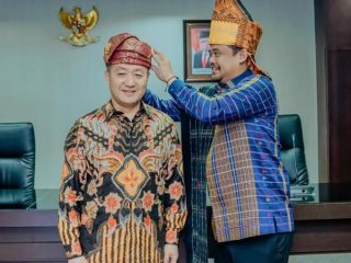 Walikota Medan, Bobby Nasution mengenakan tanjak (ikat kepala khas adat melayu )kepada Dubes Tiongkok untuk Indonesia Mr Lu Kang saat berkunjung ke Kantor Walikota Medan, Jumat (9/6/2023)